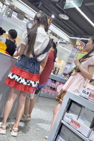 trump1084【KFC】两个双马尾萝莉逛街。洛丽塔裙白内淡绿内一箭双雕