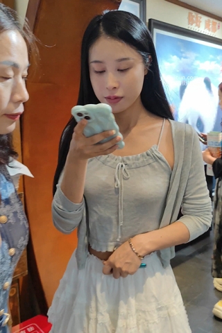 XM062白色超短裙肉色丝袜小姐姐和妈妈逛街，白色内