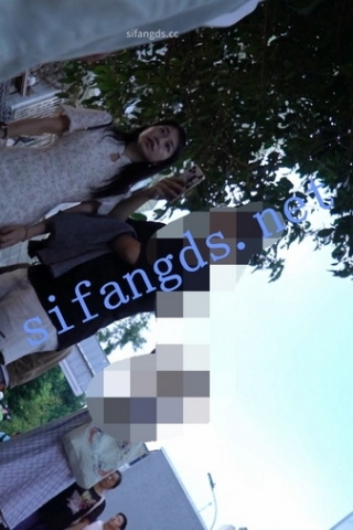 kc1301（空城原创）和男友逛街的连衣裙小姐姐，米白小N紧裹肥臀