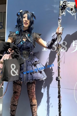 【KFC】coser小姐姐和闺蜜逛街。黑色网袜。弯腰贴着内内CD