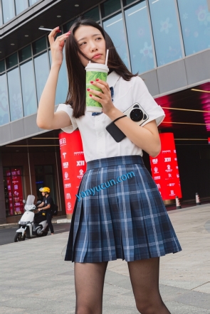 XM482黑色JK小姐姐和闺蜜逛街买东西，白色内