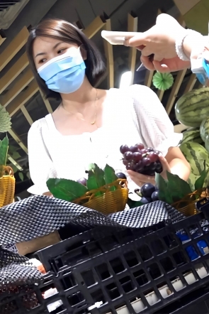 kc800逛超市的白长裙小少妇，米白透明N包裹R臀