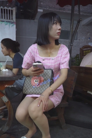 (BC-AA-612)粉裙小姐姐路边买小吃..坐下走光直接给你看花内