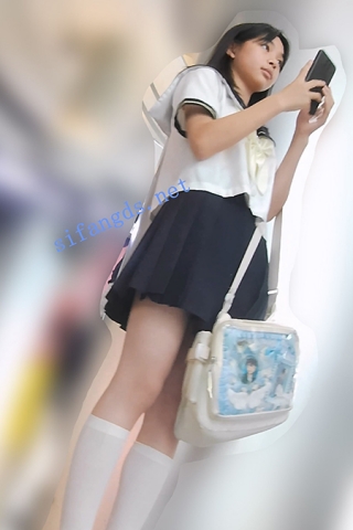 『D·D』-140-可爱水手服学生妹，到处找人合照，粉内