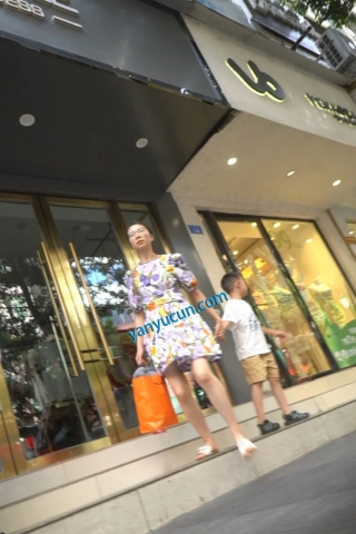 kc1612（空城原创）花裙眼镜少妇带孩子逛街，天蓝无痕N包裹肉臀