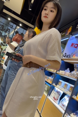 trump982【KFC】气质靓女独自逛街。白色长裙淡绿色内高贵风