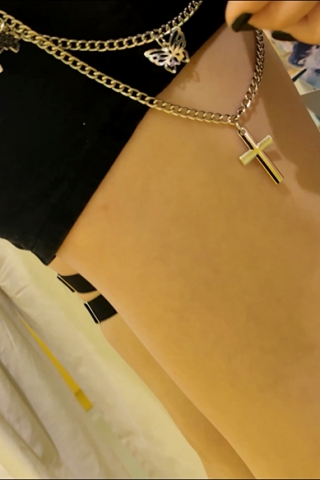 靓妹绑腿皮带紧紧裹住她的短裤丰满金链白腿1vg-24512