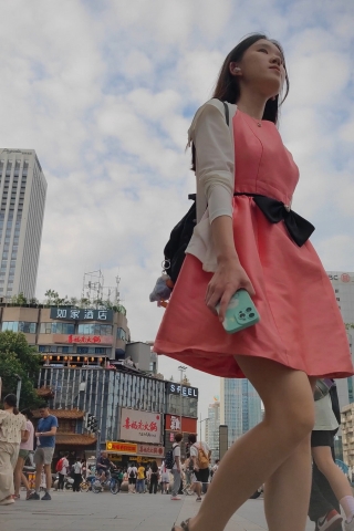 XM117大学生身穿粉红连衣裙，纸尿裤