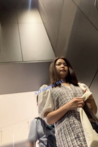 【日产精选】068地铁抄底两位小姐姐。宽松裙骚丁勒肉臀