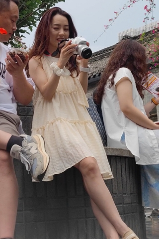 XM041黄色连衣裙小姐姐和家人出来旅游，蹲下拍照抄底白色内内