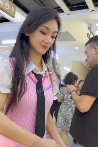 trump1124【KFC】⭐极品美女和丑男逛街..身材长相极品..无痕透明丝袜