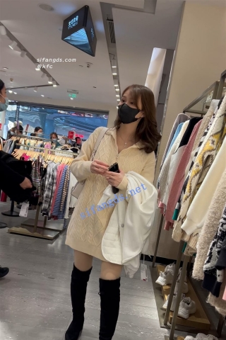 trump1285【KFC】长裙靓女挂逛街买衣服·肉色丝袜骚内·低角度跨过相机