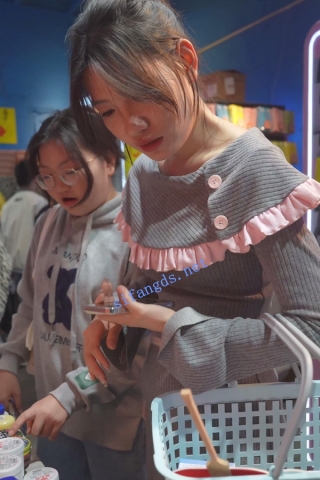 (BC-AA-481)几个大学生周末去逛街..针织裙肉色丝袜配浅黄内