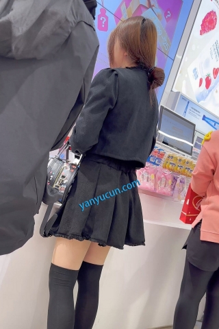trump1392【KFC】短裙女大学生逛街购物·过膝袜套肉色丝袜·黑色内CD