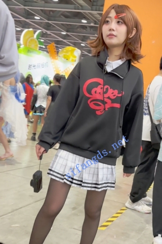 trump1236【KFC】黑丝短裙学生妹逛展·刚劈开腿摆出拍照姿势就被CD