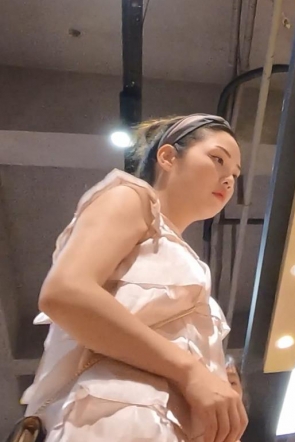 kc661白裙白嫩少妇逛超市，淡紫NN诱惑