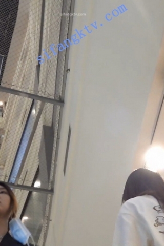 kc379（空城原创）逛超市的超短黑裙妹子，微透白N一半夹进臀缝