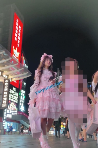 XM350洛丽塔小姐姐和朋友出来逛街，可惜那两个都穿着短裤