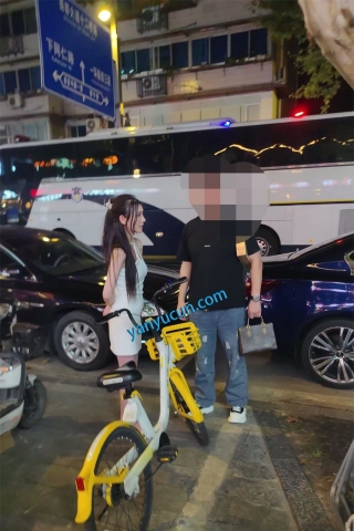 XM435白色连衣裙美女和朋友出来吃饭，灰色内内