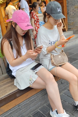 XM043JK带帽子小姐姐和闺蜜出来玩，蓝色白边内内