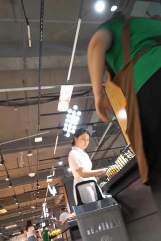 kc1599（空城原创）白裙小少妇逛超市，干净微透白N包裹肥臀