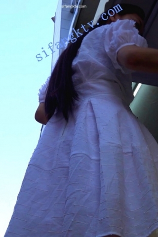 kc82（空城原创）CD在路边摊选东西的白裙少妇，粉色半透NN