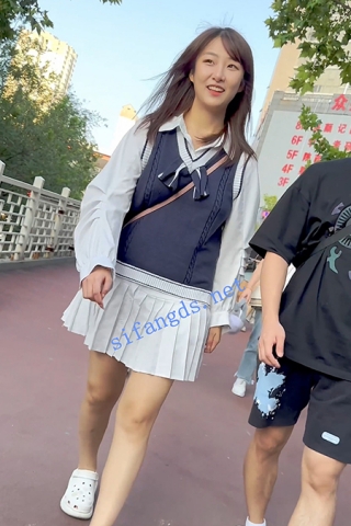 trump1234【KFC】短裙学生妹和男友逛街说笑·圆润的屁股把内衬都夹住