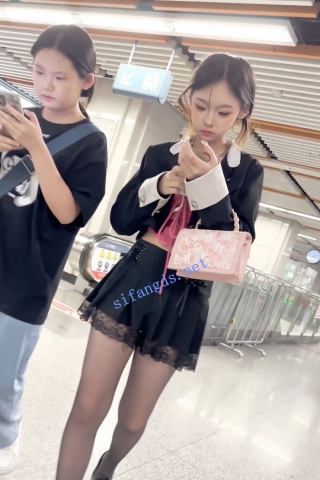 trump1111【KFC】超性感学生妹去夜店玩。短裙粉色内衣。黑丝骚窄内