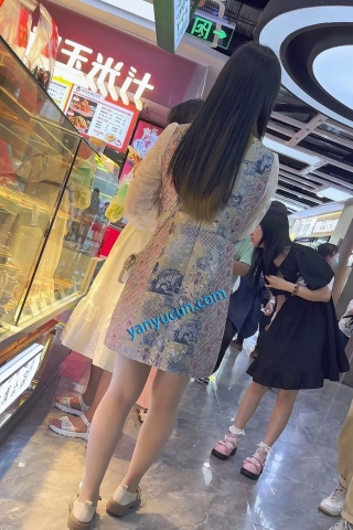 trump1364【KFC】长裙学生妹和闺蜜逛街·肉色丝袜白色内内前后CD