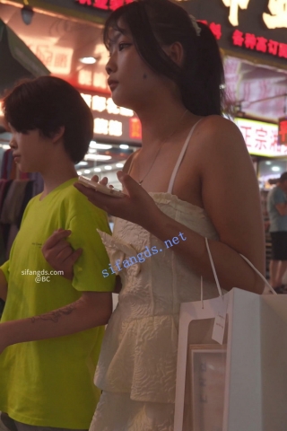 (BC无内7)⭐小姐姐便利店买内裤..没穿上就被抄底干净一线鲍