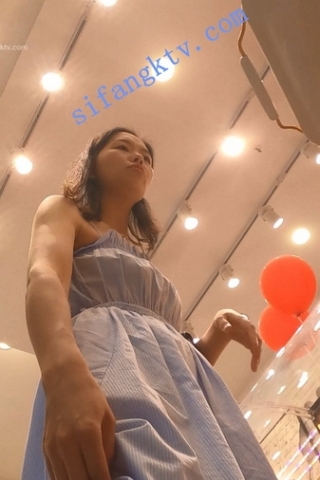 kc375（空城原创）和朋友逛商场的天蓝长裙妹子，白色蕾丝透明N