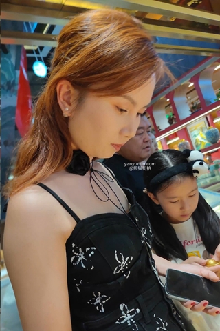 XM031黑色连衣裙少妇带着家人出来旅游，白色内内