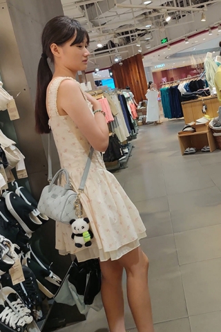 XM194黄色连衣裙小姐姐一个人逛街，白色内内