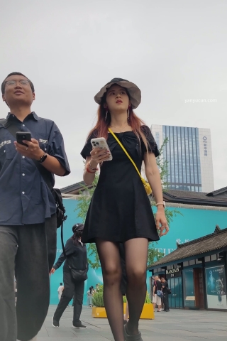 XM223黑色连衣裙黑丝小姐姐和朋友逛街，白色内内