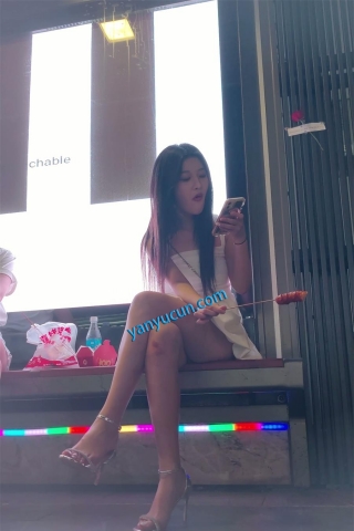 XM377白色连衣裙小姐姐坐着吃东西，粉色一次性内内