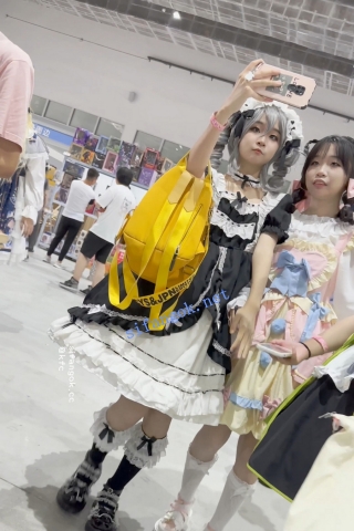 trump1330【KFC】洛丽塔裙学生妹和同学逛展·宽松白内透着黑·低角度CD