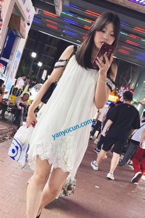 trump1449【KFC】高跟靓女警惕性极高·站在角落·果然穿了一根线的骚丁