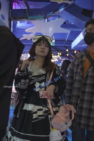 (BC-AA-521)公主裙小姐姐穿着开裆肉丝配白丝过膝袜逛街