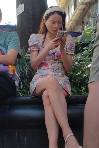 XM038印花修身连衣裙带眼睛少妇，粉色内