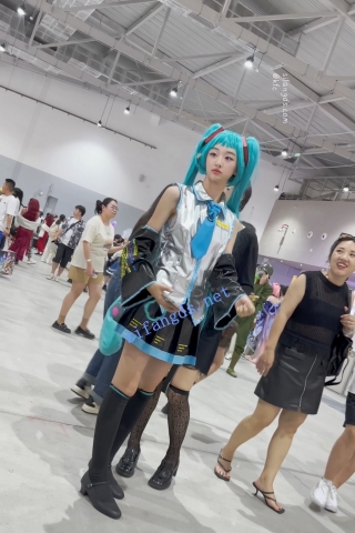 trump1318【KFC】大长腿COSER初音学生妹·短裙过膝袜绿色内内青春十足