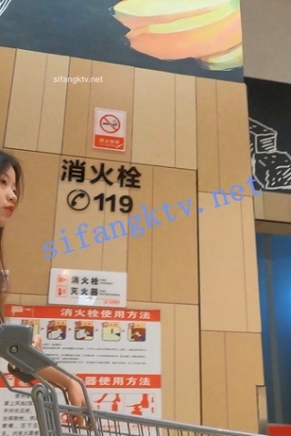 kc511（空城原创）花裙小姐姐和男友逛超市，微透白N包裹肉臀