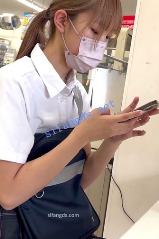 【日产精选】101多次跟踪抄底jk学妹座位上岔开双腿被拍