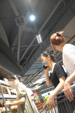 kc1630（空城原创）黑裙少妇和家人逛超市，微透白N包裹肉臀