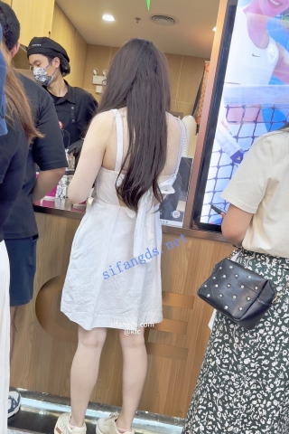 trump1102【KFC】长裙靓女逛街。穿了白色镂空内 前面侧面狂露黑森林