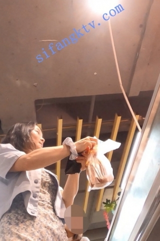 kc367（空城原创）花裙微胖妹子，天蓝蕾丝边小N包裹肉臀