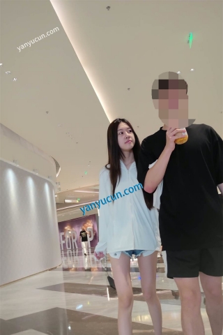 XM415蓝色牛仔超短裤极品身材美女和男朋友逛街，灰色内