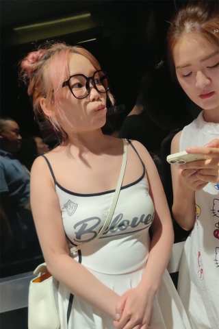 XM260白色吊带连衣裙带眼镜小姐姐，白色内内