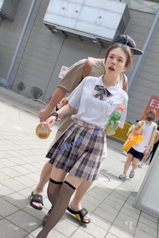 trump1275【KFC】JK制服学生妹和男友逛街·过膝黑丝可爱白内前后CD超清