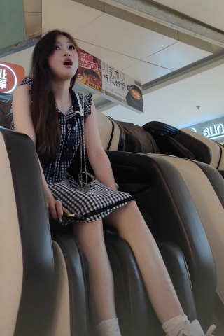 XM132格子裙美女在按摩椅上开心极了