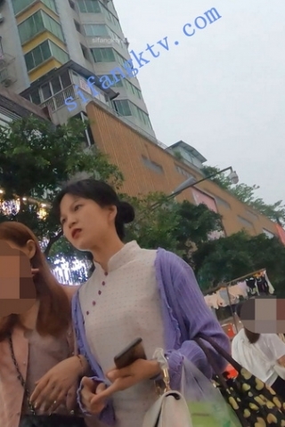 kc362（空城原创）和朋友逛夜市的短旗袍少妇，薄丝白N诱惑